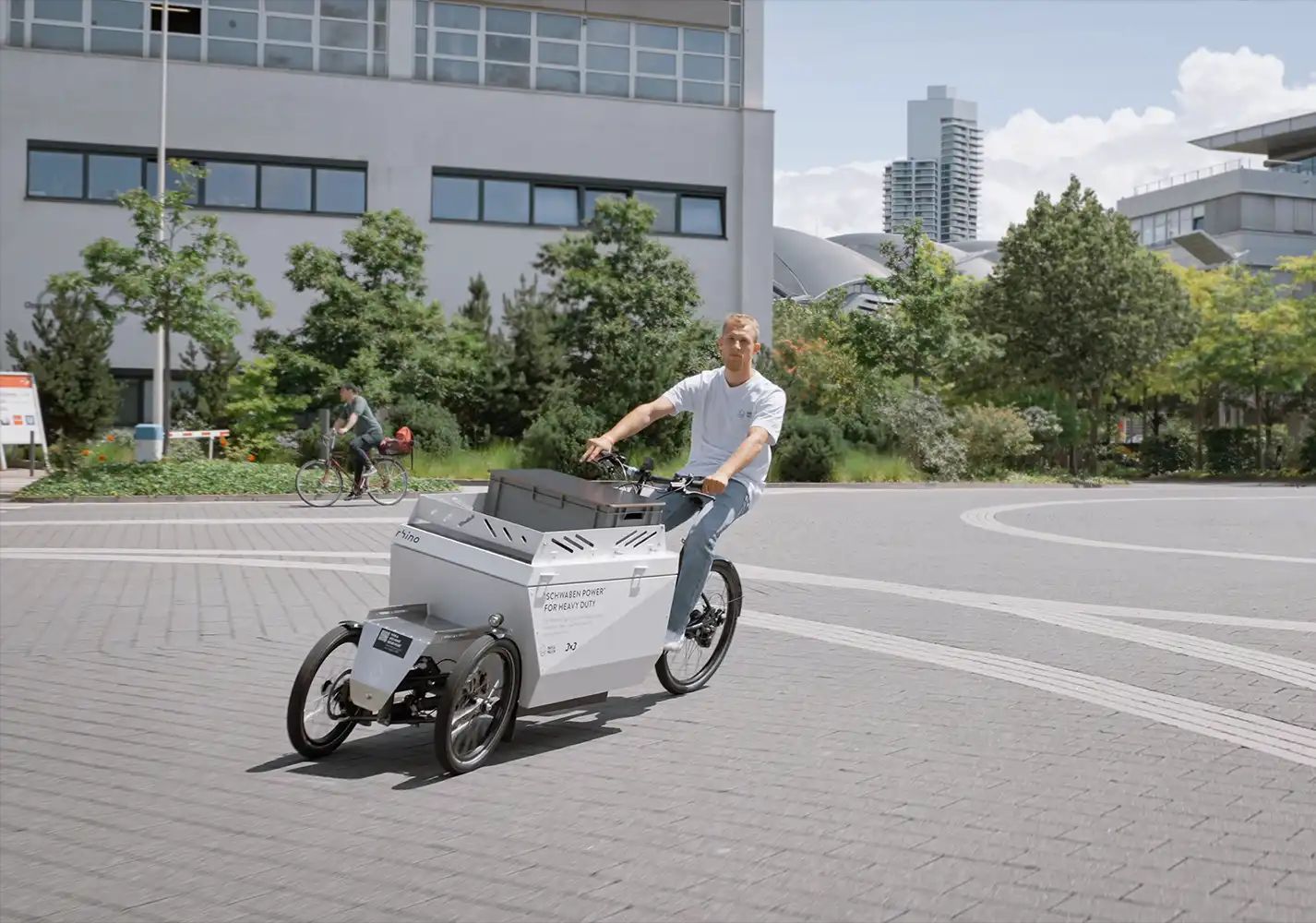 Transporter Bike mit Cargobox auf einem Firmengelände