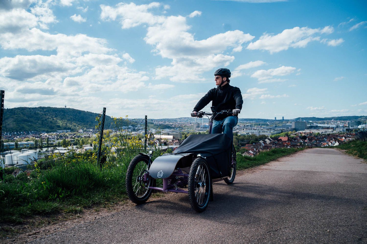 Fahrer mit Transporter Bike im Weinberg über Stuttgart